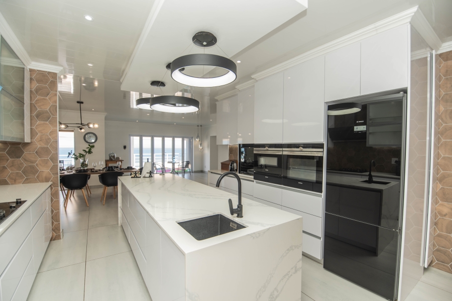 6 Bedroom Property for Sale in Beachview Eastern Cape